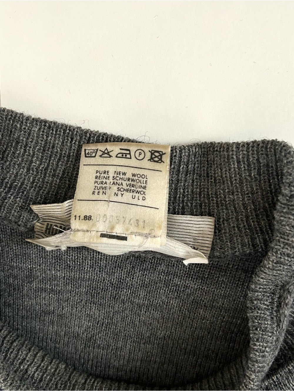 Vintage 90s 100% Wool Sweater with Metal Emblems on Sleeves - Size XL - Mens - Picture 3 of 12